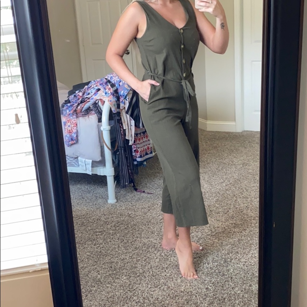 Sleeveless Army green romper with pockets!